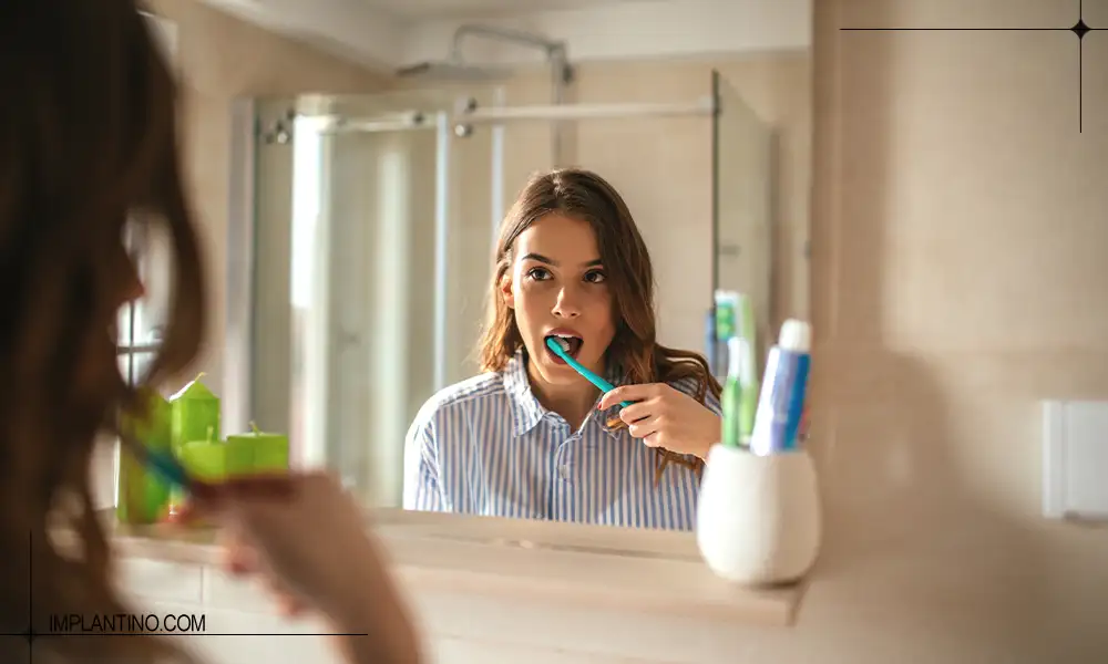 خانمی در مقابل آیینه در حال مسواک زدن