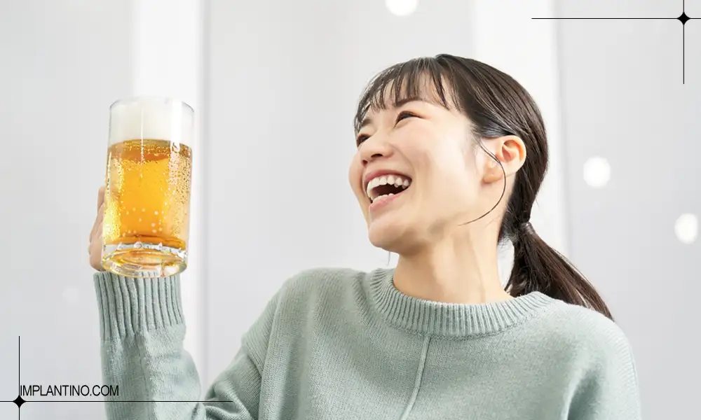 تاثیر مصرف الکل روی دندان چگونه است؟ 2 خانمی در حال نوشیدن مشروبات الکلی و دانستن تاثیر الکل روی دندان