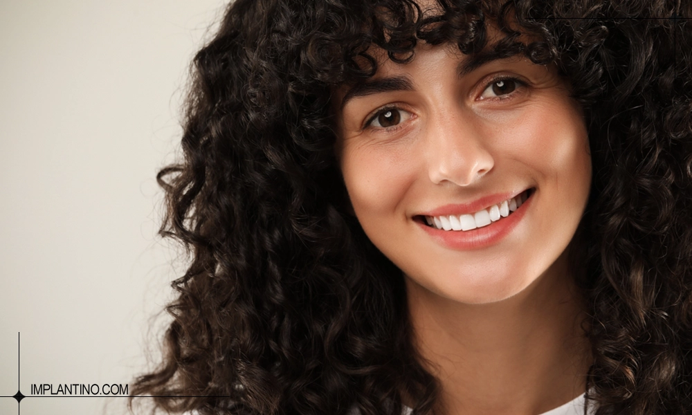 خانمی با دندان های زیبا و صاف بعد از کاشت دندان های خود