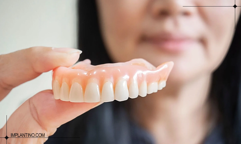 دندان مصنوعی فک بالا در دستان خانم متقاضی