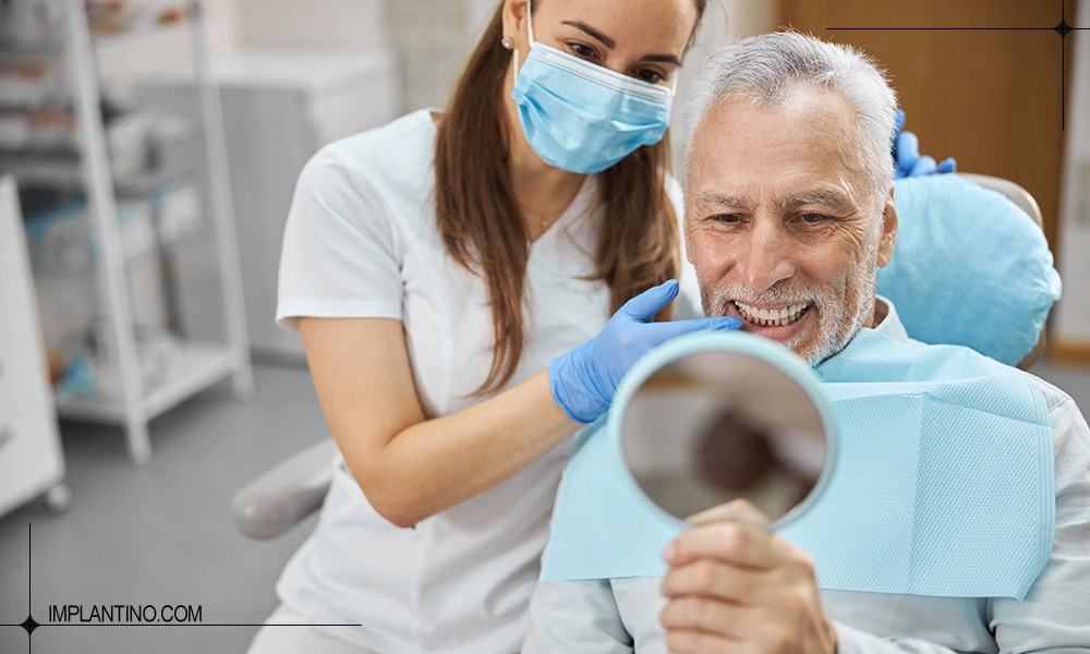 پزشک متخصص در حال انجام ایمپلنت در سن بالا