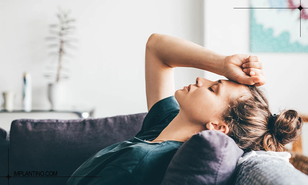 خانمی با حالت دراز کشیده و بی حال در ضعف بعد از ایمپلنت