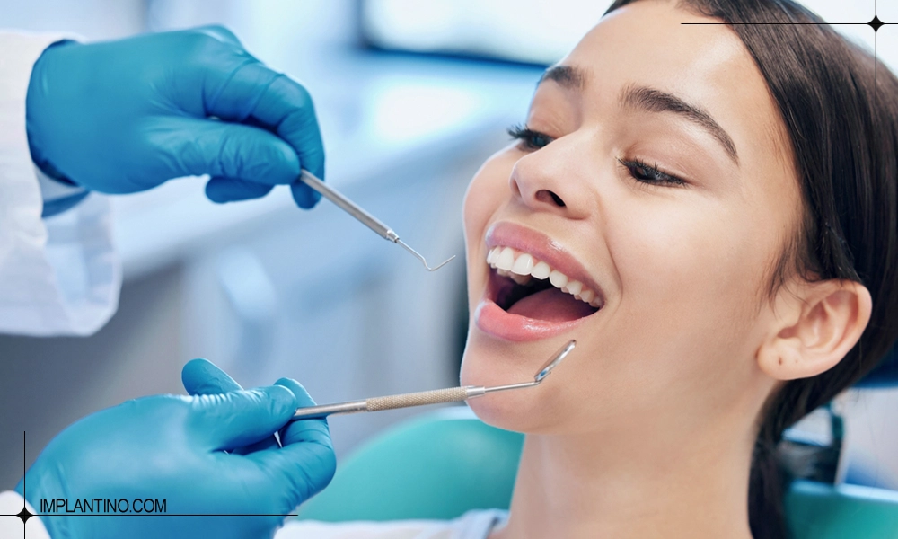 انواع خدمات دندانپزشکی شامل چیست؟ 1 خانمی در حال دریافت خدمات دندانپزشکی